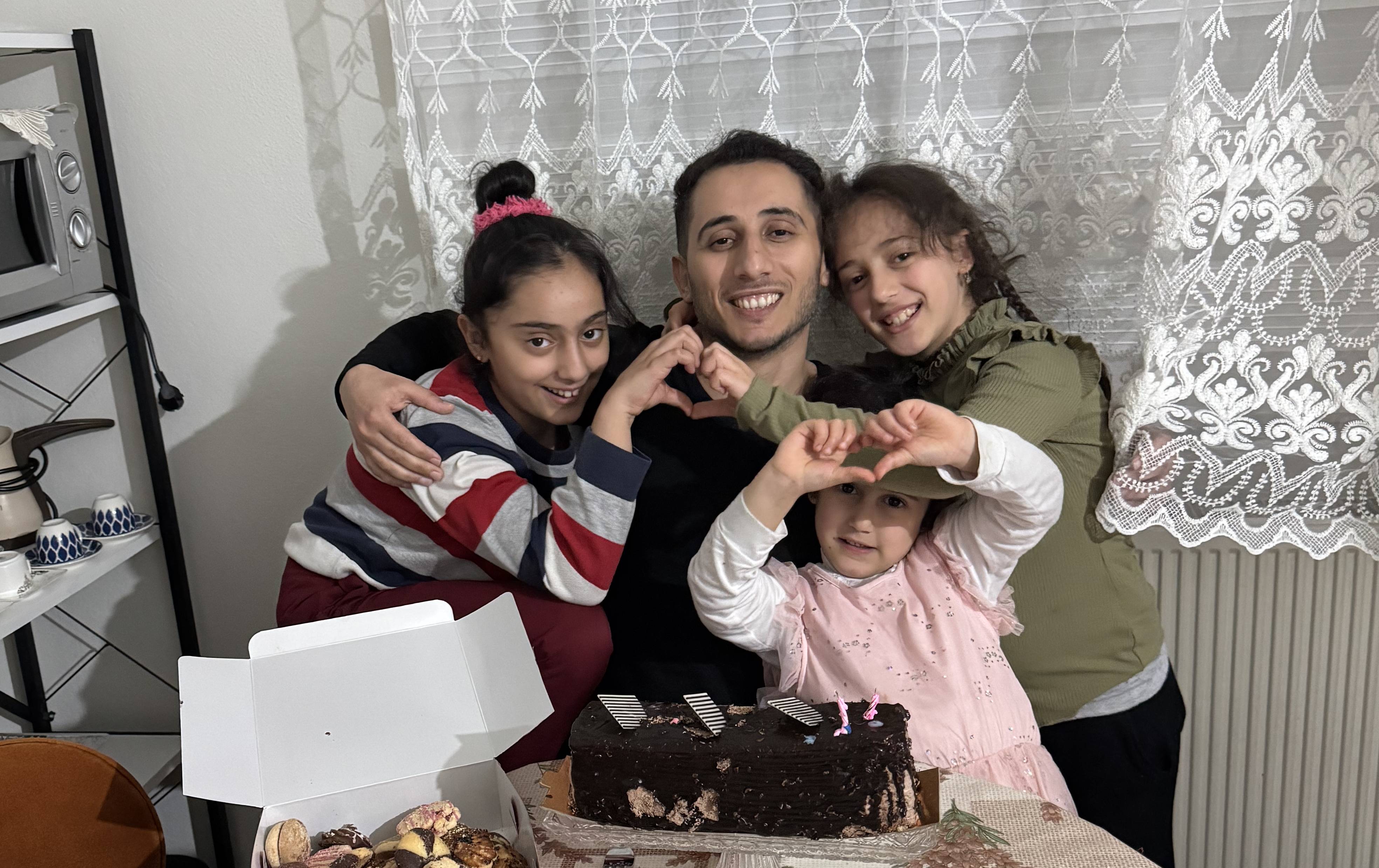 İsmail Görünmek and his three daughters